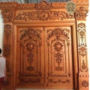 Pintu Rumah Mewah Kupu Tarung
