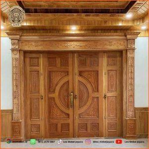 Pintu Rumah Kupu Tarung Kayu