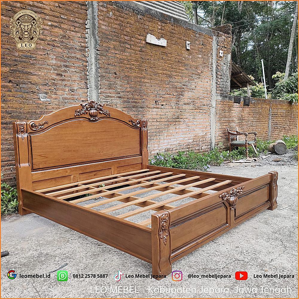 Tempat Tidur Kayu Mewah Ukir Jati Solid