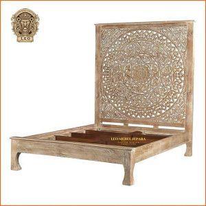 Tempat Tidur Kayu Ukir