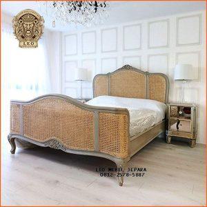 Tempat Tidur Klasik