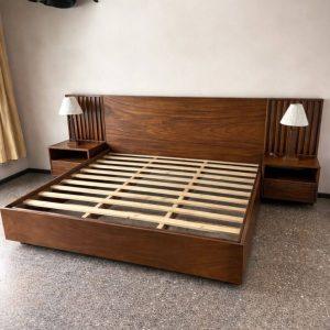 Tempat Tidur Mid-Century Modern Walnut — Nakas Terintegrasi + Panel Slat + Lampu Leo Mebel Jepara
